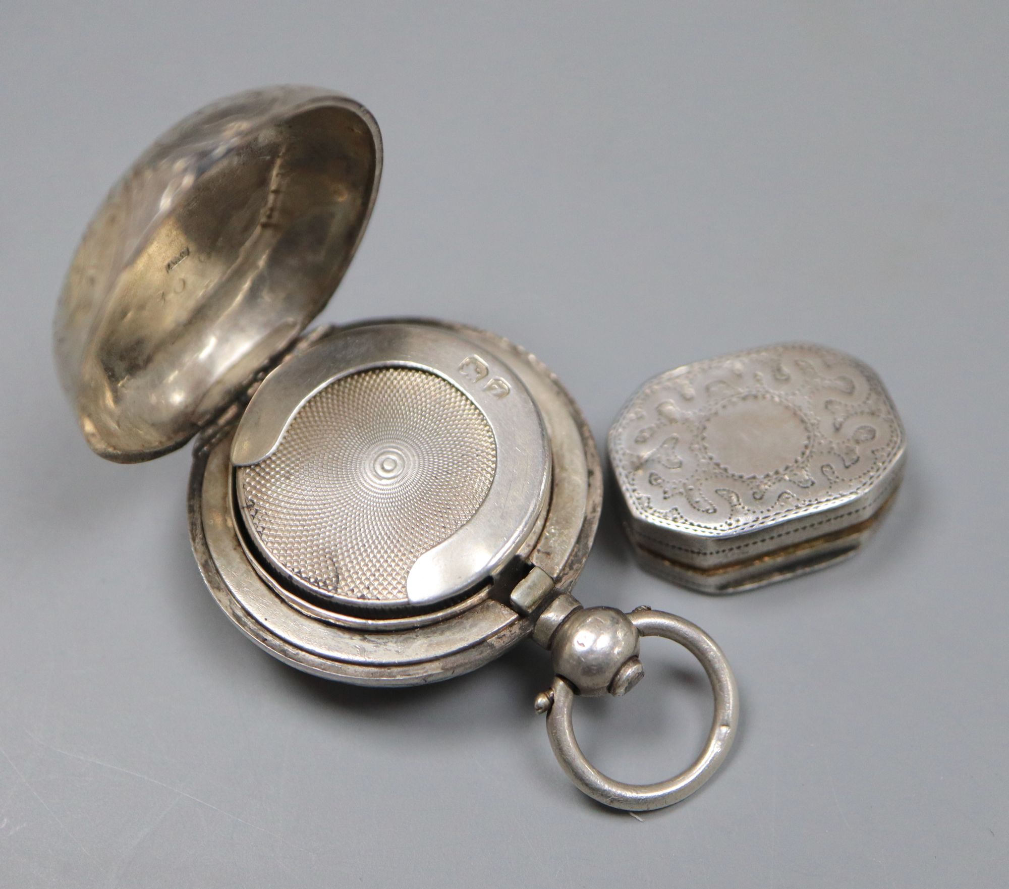 A late Victorian silver sovereign case, Birmingham, 1899 and a George III silver vinaigrette, Birmingham, 1813, 21mm.